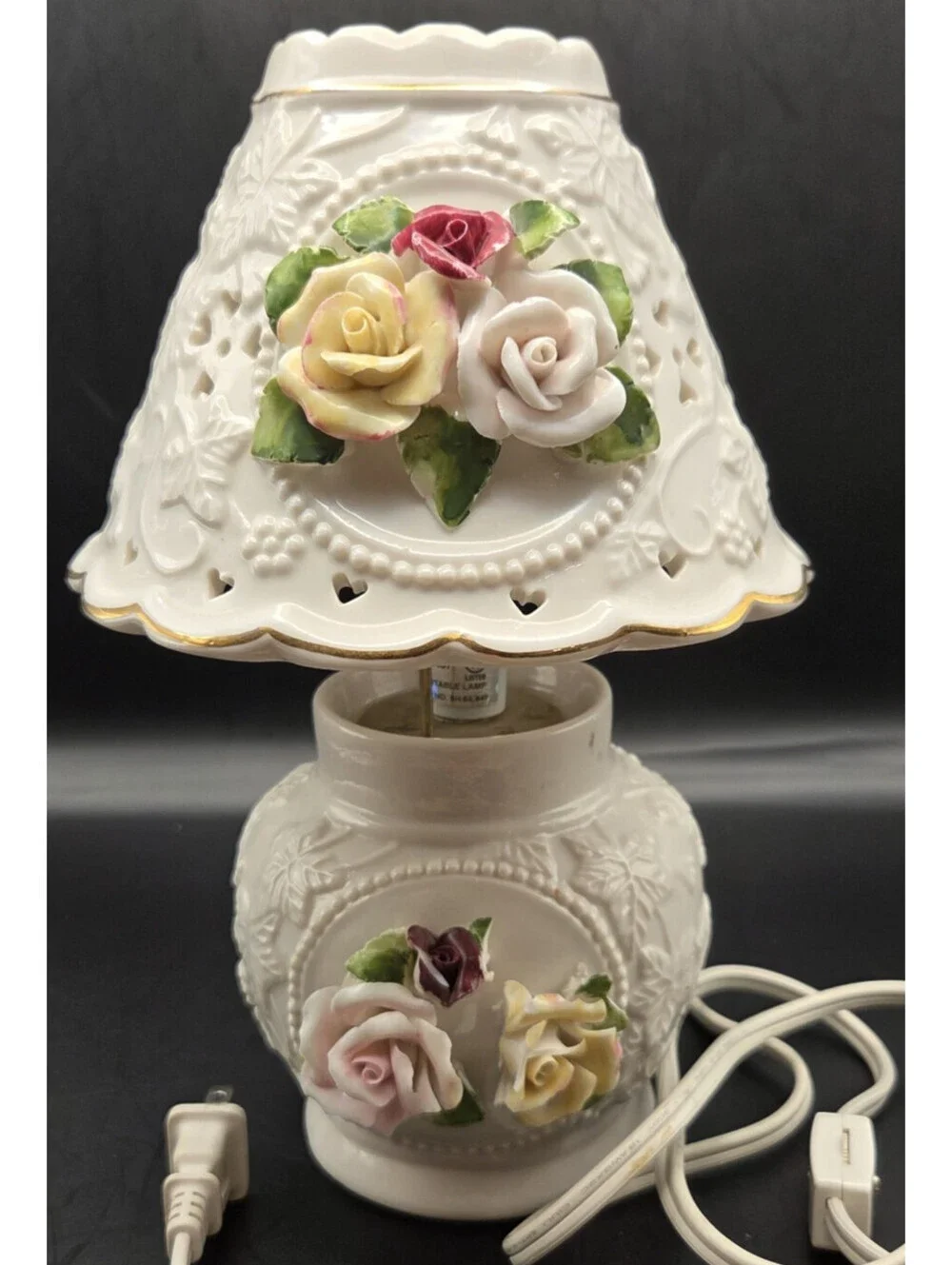 Porcelain Floral Accent Lamp White Applied Roses/Hearts Lattice Shade Night VTG